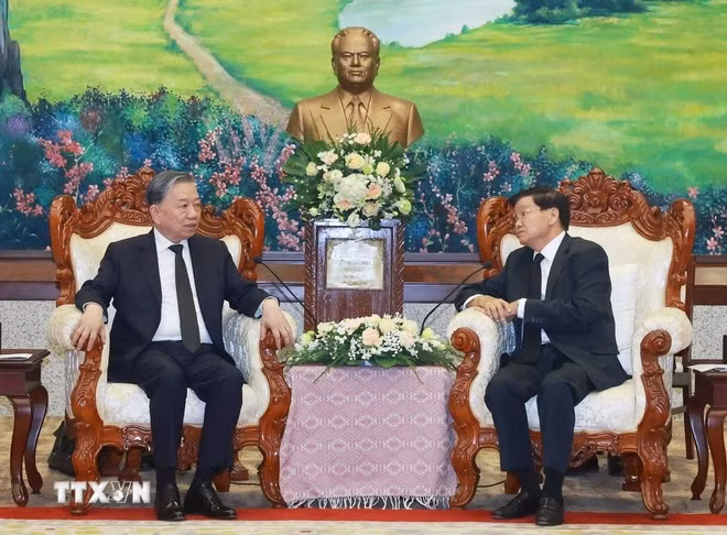 Tổng Bí thư Tô Lâm gặp Tổng Bí thư, Chủ tịch nước Lào Thongloun Sisoulith. (Ảnh: Thống Nhất/TTXVN)