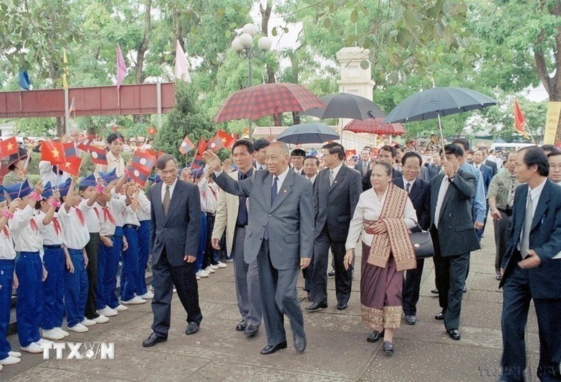 Thiếu nhi xã Kim Liên (huyện Nam Đàn, tỉnh Nghệ An) - quê hương Chủ tịch Hồ Chí Minh chào đón Chủ tịch Đảng, Chủ tịch nước Lào Khamtay Siphandone tới thăm (Nghệ An, 2002). (Ảnh: Lan Xuân/TTXVN). ttxvn-dong-chi-khamtai-siphandon.jpg
