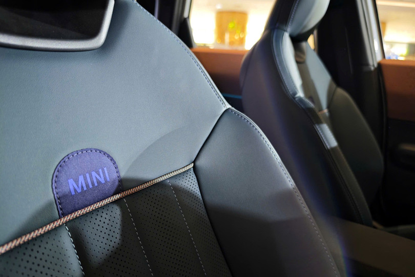 Ghế được bọc da viền chỉ vàng, không gian hàng ghế cũng rộng rãi hơn nhờ kích thước tổng thể được mở rộng.