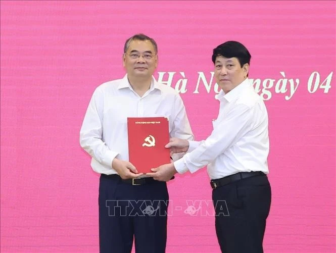 Đồng chí Lương Cường, Ủy viên Bộ Chính trị, Thường trực Ban Bí thư trao Quyết định bổ nhiệm Trợ lý, Phụ trách Văn phòng Tổng Bí thư cho Trung tướng Tô Ân Xô.