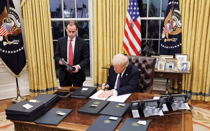 Ông Trump ký các sắc lệnh hành pháp ngay sau lễ nhậm chức tại Washington vào ngày 20-1 - Ảnh: REUTERS