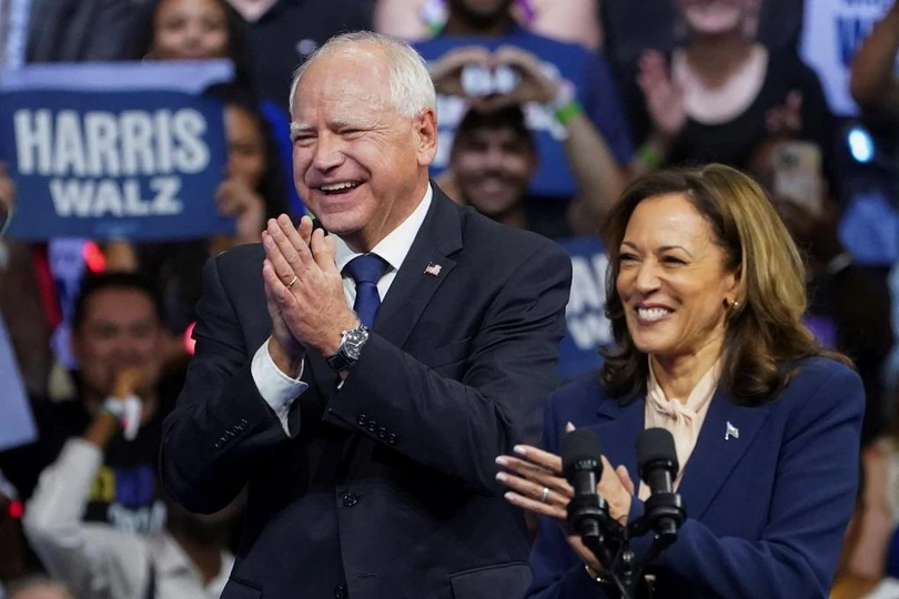 Ứng viên tổng thống đảng Dân chủ Kamala Harris và ứng viên phó tổng thống Tim Walz (Ảnh: Reuters).