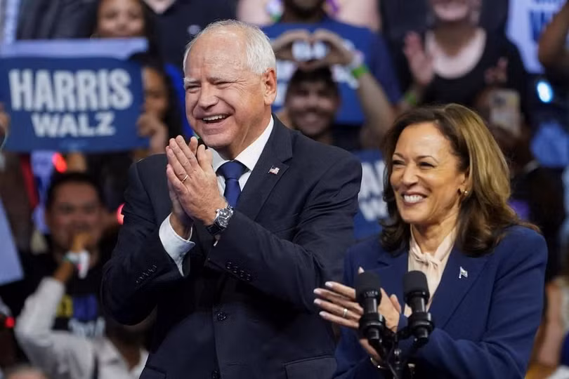 Ứng viên tổng thống đảng Dân chủ Kamala Harris và ứng viên phó tổng thống Tim Walz (Ảnh: Reuters).