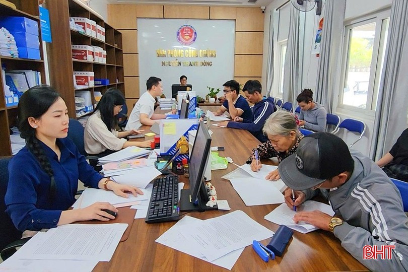 Công dân giao dịch tại Văn phòng công chứng Nguyễn Thành Đông (xã Kỳ Hoa). image-3.jpg