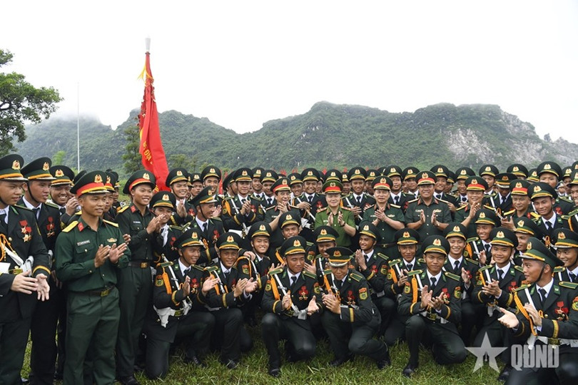 Đại tướng Phan Văn Giang cùng các đồng chí lãnh đạo Bộ Quốc phòng, Bộ Công an chụp ảnh cùng các lực lượng tham gia diễu binh, diễu hành. Đại tướng Phan Văn Giang cùng các đồng chí lãnh đạo Bộ Quốc phòng, Bộ Công an chụp ảnh cùng các lực lượng tham gia diễu binh, diễu hành.