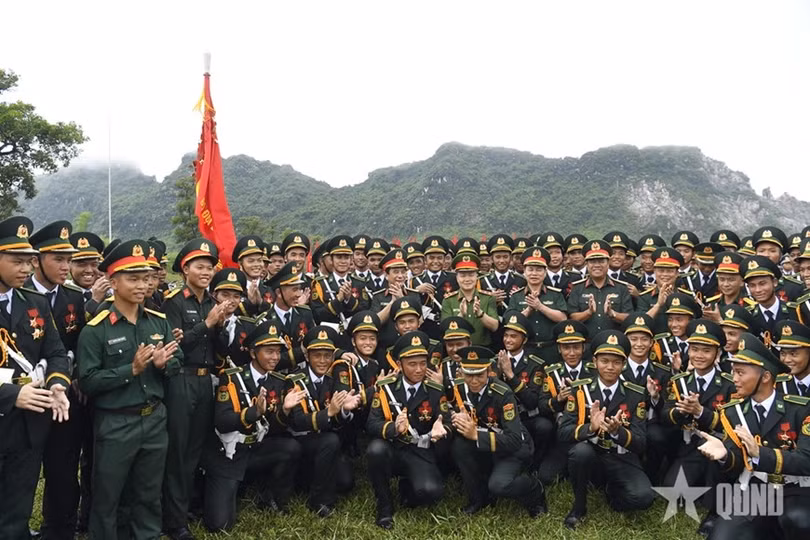 Đại tướng Phan Văn Giang cùng các đồng chí lãnh đạo Bộ Quốc phòng, Bộ Công an chụp ảnh cùng các lực lượng tham gia diễu binh, diễu hành.