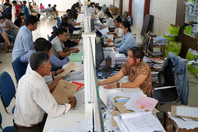 Người dân đến làm thủ tục tại bộ phận “một cửa” Ủy ban Nhân dân huyện Hòa Vang, thành phố Đà Nẵng. (Ảnh: Quốc Dũng/TTXVN) Người dân đến làm thủ tục tại bộ phận “một cửa” Ủy ban Nhân dân huyện Hòa Vang, thành phố Đà Nẵng. (Ảnh: Quốc Dũng/TTXVN)