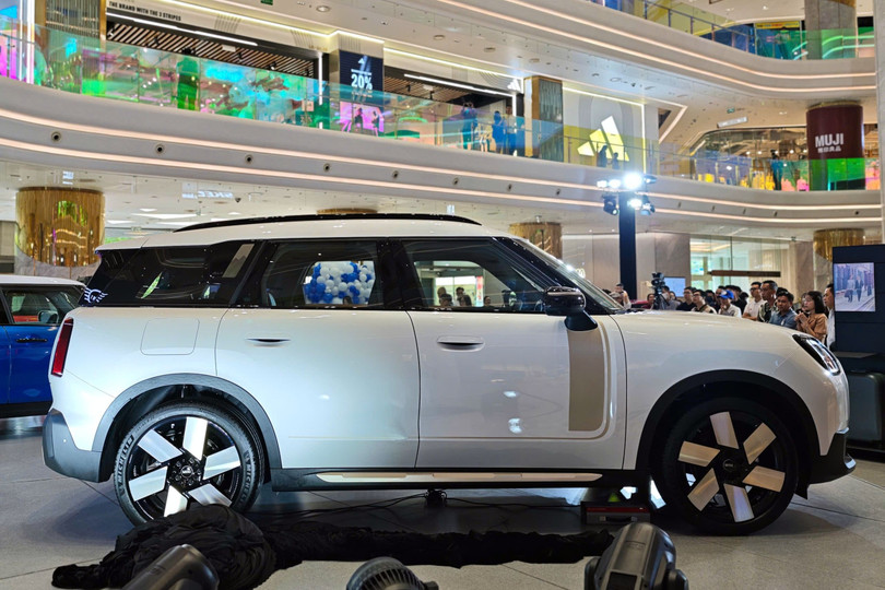 Xe có kích thước dài x rộng x cao lần lượt là 4.444 x 2.069 x 1.665 mm, chiều dài cơ sở khoảng 2.692 mm. So với bản tiền nhiệm, chiếc "mini SUV" này cao hơn 100 mm và dài hơn 140 mm.