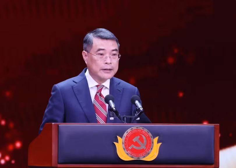 Trưởng ban Tổ chức Trung ương Lê Minh Hưng - Trưởng BCĐ Giải báo chí về xây dựng Đảng phát động Giải Búa liềm vàng năm 2025. Ảnh: TTXVN.