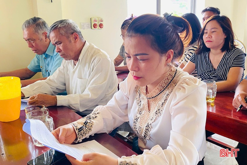 Người dân TX Hồng Lĩnh nghiên cứu các nội dung của dự thảo Nghị quyết sửa đổi, bổ sung một số điều của Hiến pháp năm 2013. Người dân TX Hồng Lĩnh nghiên cứu các nội dung của dự thảo Nghị quyết sửa đổi, bổ sung một số điều của Hiến pháp năm 2013.