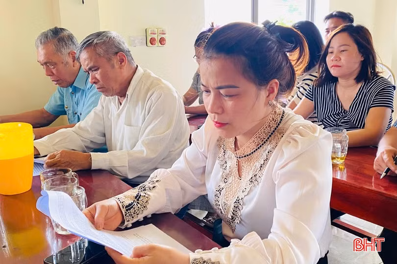 Người dân TX Hồng Lĩnh nghiên cứu các nội dung của dự thảo Nghị quyết sửa đổi, bổ sung một số điều của Hiến pháp năm 2013.