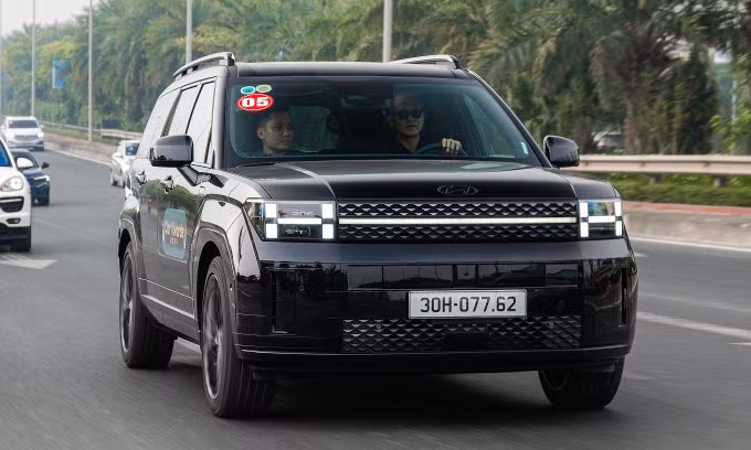 Santa Fe tại Hà Nội trong hành trình Car Awards 2024. Ảnh: Minh Quân