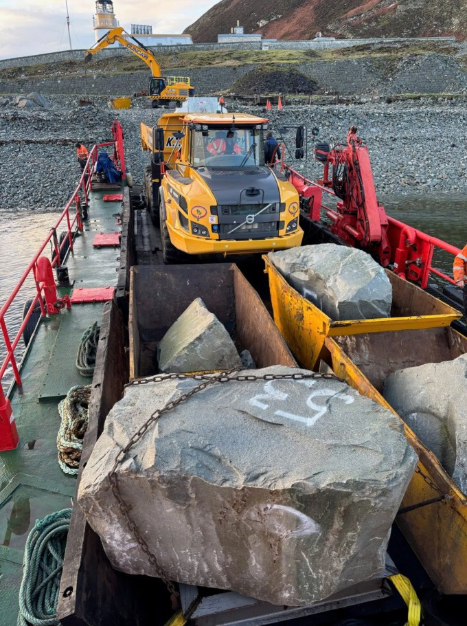 Từng khối đá được đánh số trước khi vận chuyển từ đảo về đất liền. Ảnh: Times