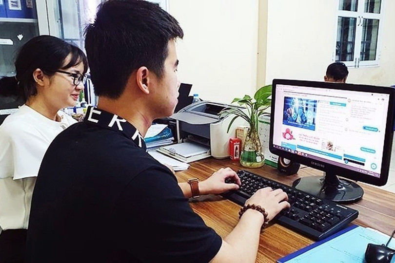 Các đơn vị đang khẩn trương thực hiện số hóa tài liệu. (Ảnh: Báo Nhân Dân) 61-5878-6191-4889-7766-1.jpg