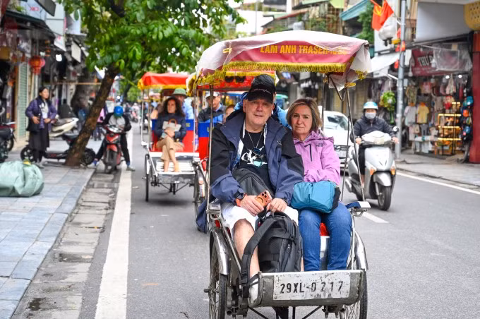 Du khách trải nghiệm thời tiết đầu mùa đông năm 2025 ở Hà Nội. Ảnh: Giang Huy