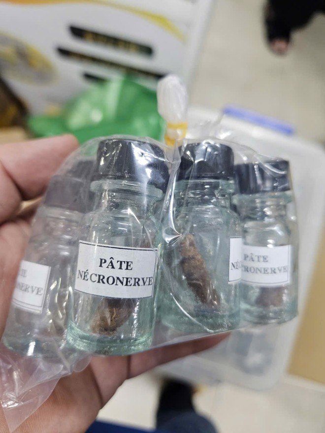 Cơ quan điều tra đã thu giữ 534 lọ “Pâte Nécronerve”. (Ảnh: CA Thành phố Hồ Chí Minh cung cấp)