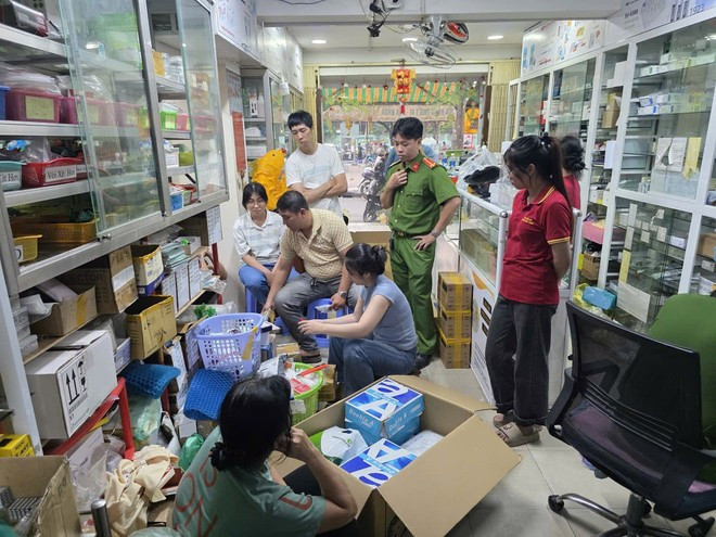 Cảnh sát điều tra Công an Thành phố Hồ Chí Minh kiểm tra Cửa hàng trang thiết bị nha khoa Tản Đà. (Ảnh: CA Thành phố Hồ Chí Minh cung cấp)