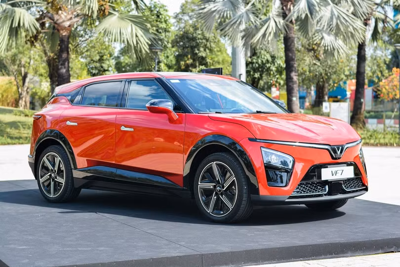 VinFast VF 6 (trái) và VF 7 (phải). Ảnh: Đan Thanh, Vĩnh Phúc.