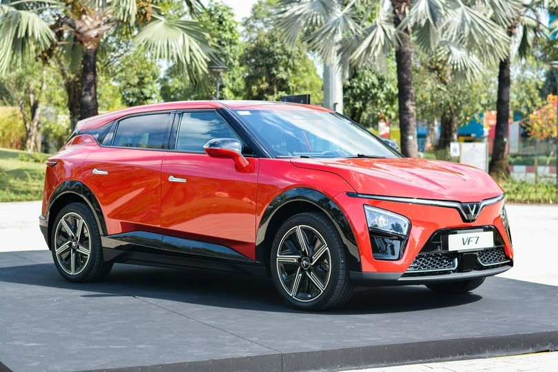 VinFast VF 6 (trái) và VF 7 (phải). Ảnh: Đan Thanh, Vĩnh Phúc.