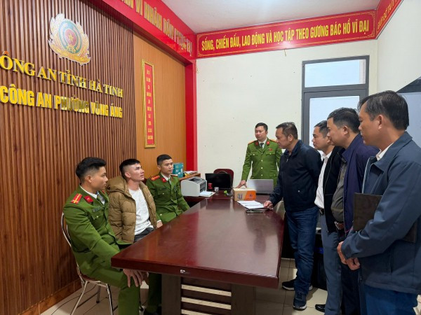 Đại tá Vũ Trọng Chiến (áo đen) đấu tranh với đối tượng Lý Văn Vũ.