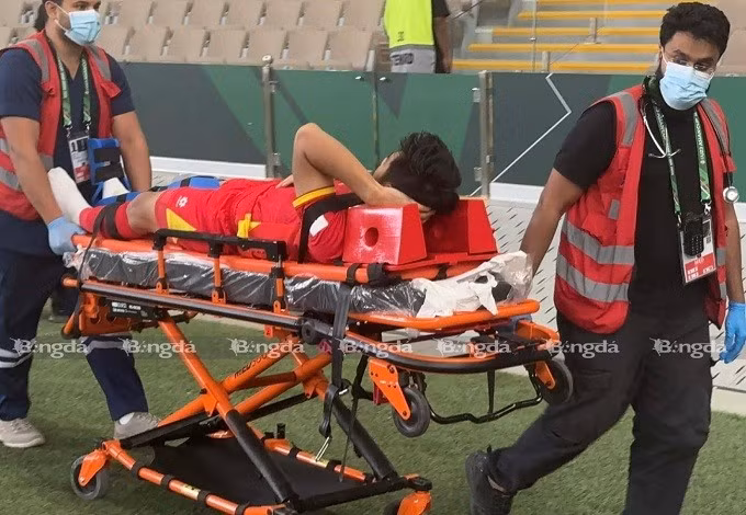 Hiểu Minh chấn thương đã tạo nên bước ngoặt của trận đấu. Ảnh: Trí Công