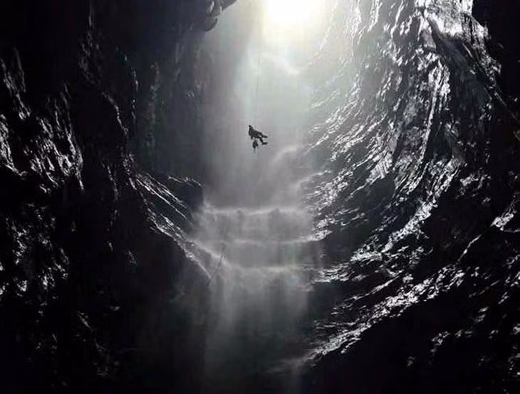 Hang động mới vừa được phát hiện trong Vườn quốc gia Phong Nha-Kẻ Bàng có thác nước cực hiếm - Ảnh: T.G.