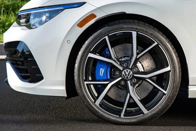 Các chuyên gia khuyên khi cần thay lốp trước thì nên đảo lốp sau lên và lắp cặp lốp mới vào phía sau (Ảnh minh họa: Volkswagen).