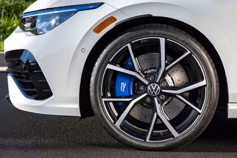 Các chuyên gia khuyên khi cần thay lốp trước thì nên đảo lốp sau lên và lắp cặp lốp mới vào phía sau (Ảnh minh họa: Volkswagen).