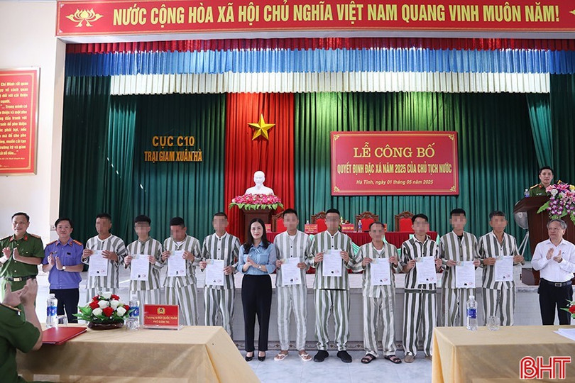 Lãnh đạo Ủy ban MTTQ tỉnh, Tòa án Nhân dân tỉnh, Viện Kiểm sát Nhân dân tỉnh và Trại giam Xuân Hà trao quyết định đặc xá cho phạm nhân. 2.jpg