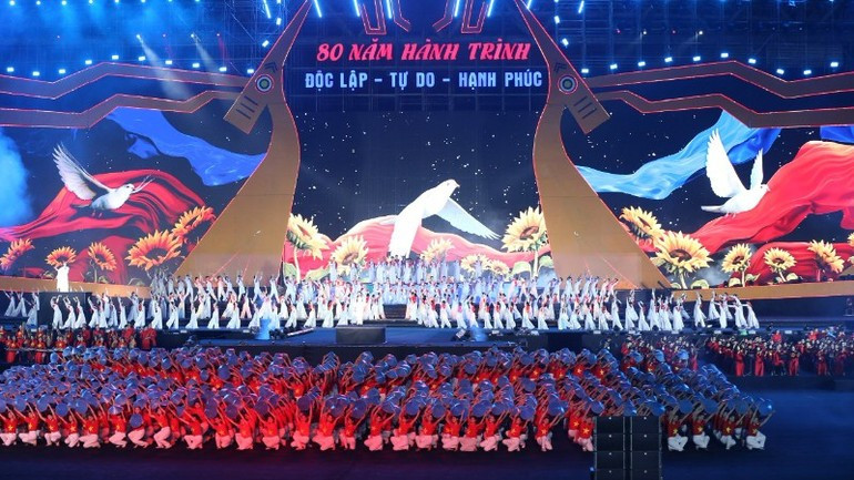 Chương trình mang đến gần 20 tiết mục nghệ thuật được dàn dựng công phu. (Ảnh: TRẦN HUẤN) Chương trình mang đến gần 20 tiết mục nghệ thuật được dàn dựng công phu. (Ảnh: TRẦN HUẤN)