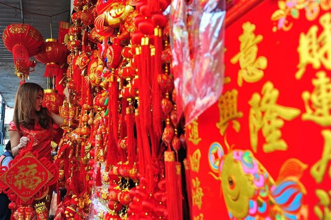 Mua sắm chuẩn bị Tết Nguyên đán tại khu phố người Hoa ở thủ đô Bangkok, Thái Lan. Ảnh: THX/TTXVN