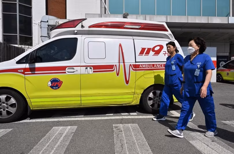 Nhân viên y tế Hàn Quốc tại một bệnh viện ở Seoul, ngày 1/4/2024. (Ảnh: AFP/TTXVN).