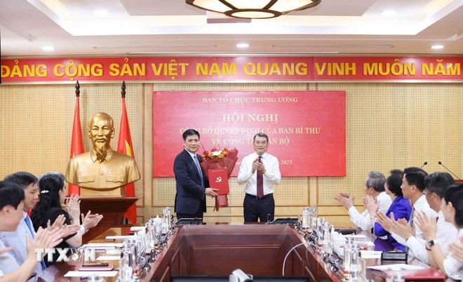 Ông Lê Minh Hưng, Ủy viên Bộ Chính trị, Bí thư Trung ương Đảng, Trưởng Ban Tổ chức Trung ương, trao Quyết định của Ban Bí thư cho ông Nguyễn Thanh Bình. (Ảnh: Phương Hoa/TTXVN) Ông Lê Minh Hưng, Ủy viên Bộ Chính trị, Bí thư Trung ương Đảng, Trưởng Ban Tổ chức Trung ương, trao Quyết định của Ban Bí thư cho ông Nguyễn Thanh Bình. (Ảnh: Phương Hoa/TTXVN)