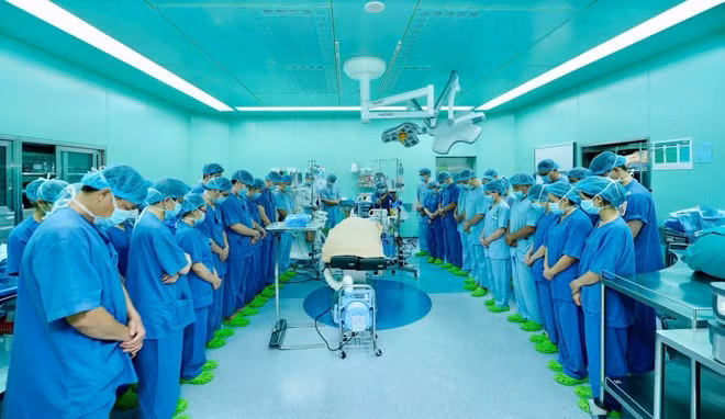 Tập thể y bác sỹ Bệnh viện Đại học Y dược Thành phố Hồ Chí Minh mặc niệm tri ân người hiến tạng trước khi thực hiện lấy tạng. (Ảnh: TTXVN phát)