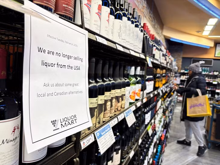 Cửa hàng ở Canada thông báo ngừng bán rượu Mỹ từ ngày 3-2 sau khi các chính sách thuế quan có hiệu lực - Ảnh: REUTERS