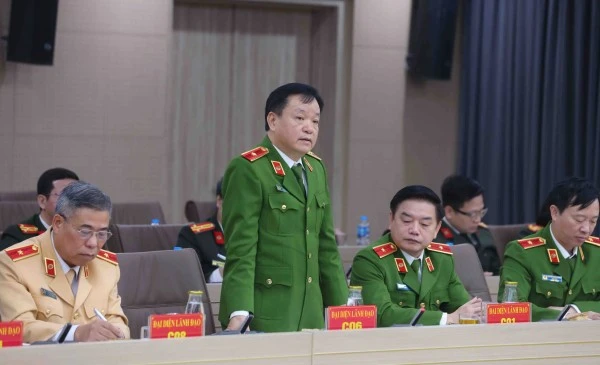 Thiếu tướng Phùng Đức Thắng trả lời câu hỏi tại họp báo.