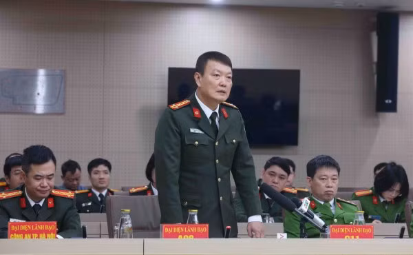 Đại tá Nguyễn Bá Tuấn trả lời câu hỏi tại họp báo.