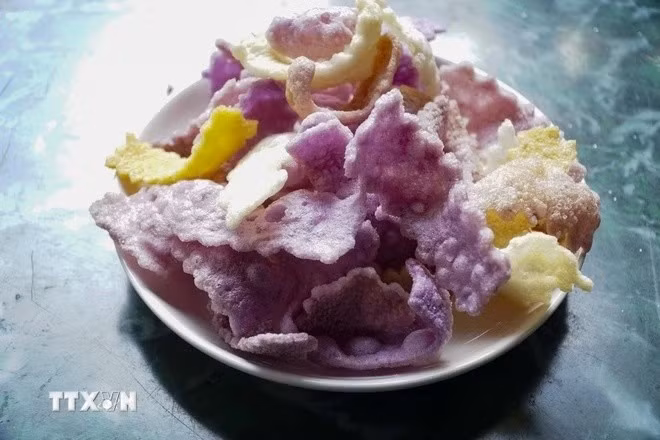Những chiếc bánh khẩu xén nhiều màu sắc. Ảnh: Xuân Tư/TTXVN.