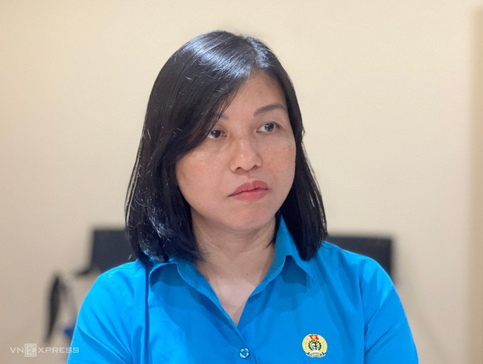លោកស្រី Ho Thi Kim Ngan អនុប្រធាននាយកដ្ឋានទំនាក់ទំនងការងារនៃសហព័ន្ធការងារវៀតណាមក្នុងសន្និសីទសារព័ត៌មាននាថ្ងៃទី 19 ខែកញ្ញា រូបថត៖ Hong Chieu Bà Hồ Thị Kim Ngân, Phó trưởng ban Quan hệ lao động Tổng liên đoàn tại họp báo ngày 19/9. Ảnh: Hồng Chiêu