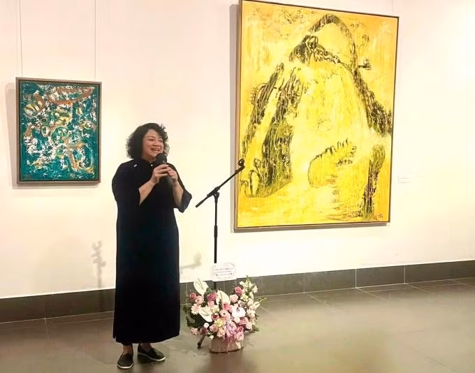 Họa sĩ Phan Minh Châu trong khai mạc sự kiện. Ảnh: Bảo tàng Mỹ thuật Việt Nam