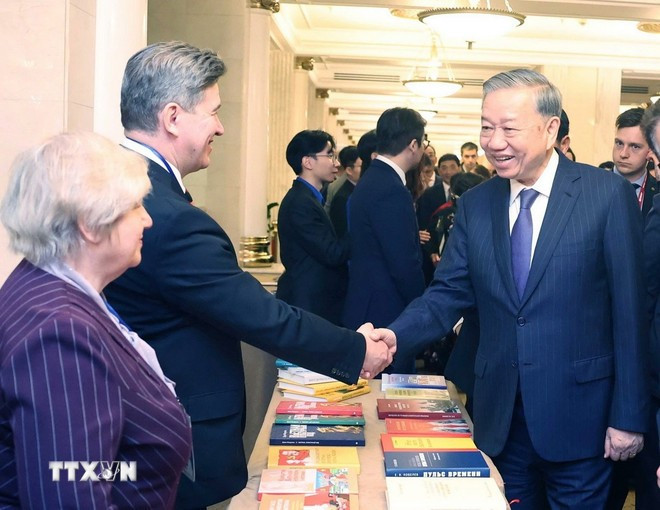 Tổng Bí thư Tô Lâm với các nhân sĩ, trí thức, chuyên gia Nga từng giúp đỡ Việt Nam. (Ảnh: Thống Nhất/TTXVN) Tổng Bí thư Tô Lâm với các nhân sĩ, trí thức, chuyên gia Nga từng giúp đỡ Việt Nam. (Ảnh: Thống Nhất/TTXVN)