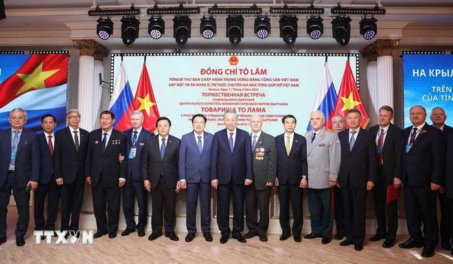 Tổng Bí thư Tô Lâm và các đại biểu tham dự buổi gặp mặt chụp ảnh chung. (Ảnh: Thống Nhất/TTXVN) Tổng Bí thư Tô Lâm và các đại biểu tham dự buổi gặp mặt chụp ảnh chung. (Ảnh: Thống Nhất/TTXVN)