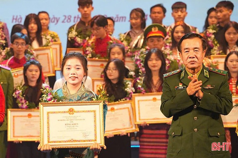 Em Lê Đặng Diệu Châu (cựu học sinh nhà trường) vinh dự nhận bằng khen của Bộ trưởng - Chủ nhiệm Ủy ban Dân tộc vào tháng 12/2024. bqbht_br_123.jpg
