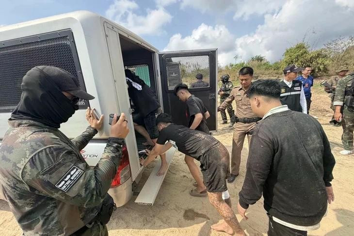 Lực lượng chức năng Thái Lan đã tạm giữ 6 người Việt Nam, sau khi bắt quả tang họ vượt biên trái phép từ Campuchia - Ảnh: JAKKRIT WAEWKRAIHONG