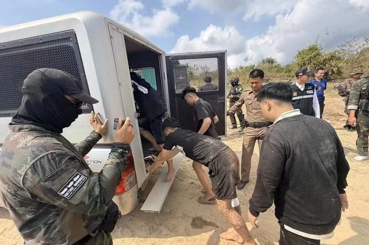 Lực lượng chức năng Thái Lan đã tạm giữ 6 người Việt Nam, sau khi bắt quả tang họ vượt biên trái phép từ Campuchia - Ảnh: JAKKRIT WAEWKRAIHONG