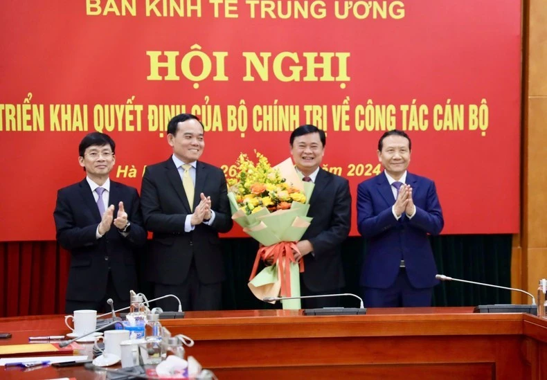 Tập thể lãnh đạo Ban Kinh tế Trung ương chúc mừng đồng chí Thái Thanh Quý.