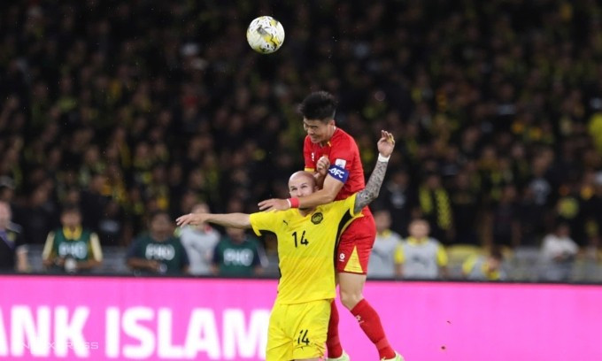 Duy Mạnh tranh bóng với Figueiredo ở trận Malaysia gặp Việt Nam tại vòng loại Asian Cup 2027 trên sân Bukit Jalil, thành phố Kuala Lumpur, Malaysia, tối 10/6/2025. Ảnh: Hai Tư