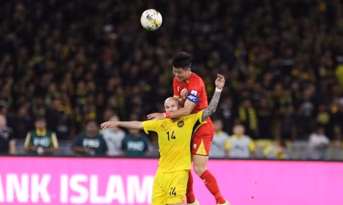 Duy Mạnh tranh bóng với Figueiredo ở trận Malaysia gặp Việt Nam tại vòng loại Asian Cup 2027 trên sân Bukit Jalil, thành phố Kuala Lumpur, Malaysia, tối 10/6/2025. Ảnh: Hai Tư