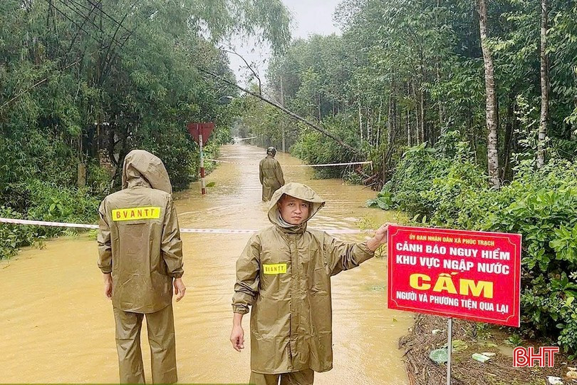 Trên địa bàn xã Phúc Trạch nhiều tuyến đường dân sinh bị ngập, lực lượng chức năng đang đi kiểm tra và gắn biển cảnh báo. image-1.jpg