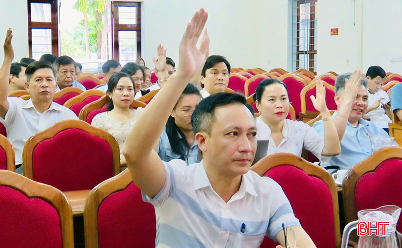 Đại biểu biểu quyết thông qua nghị quyết. bqbht_br_a5.jpg